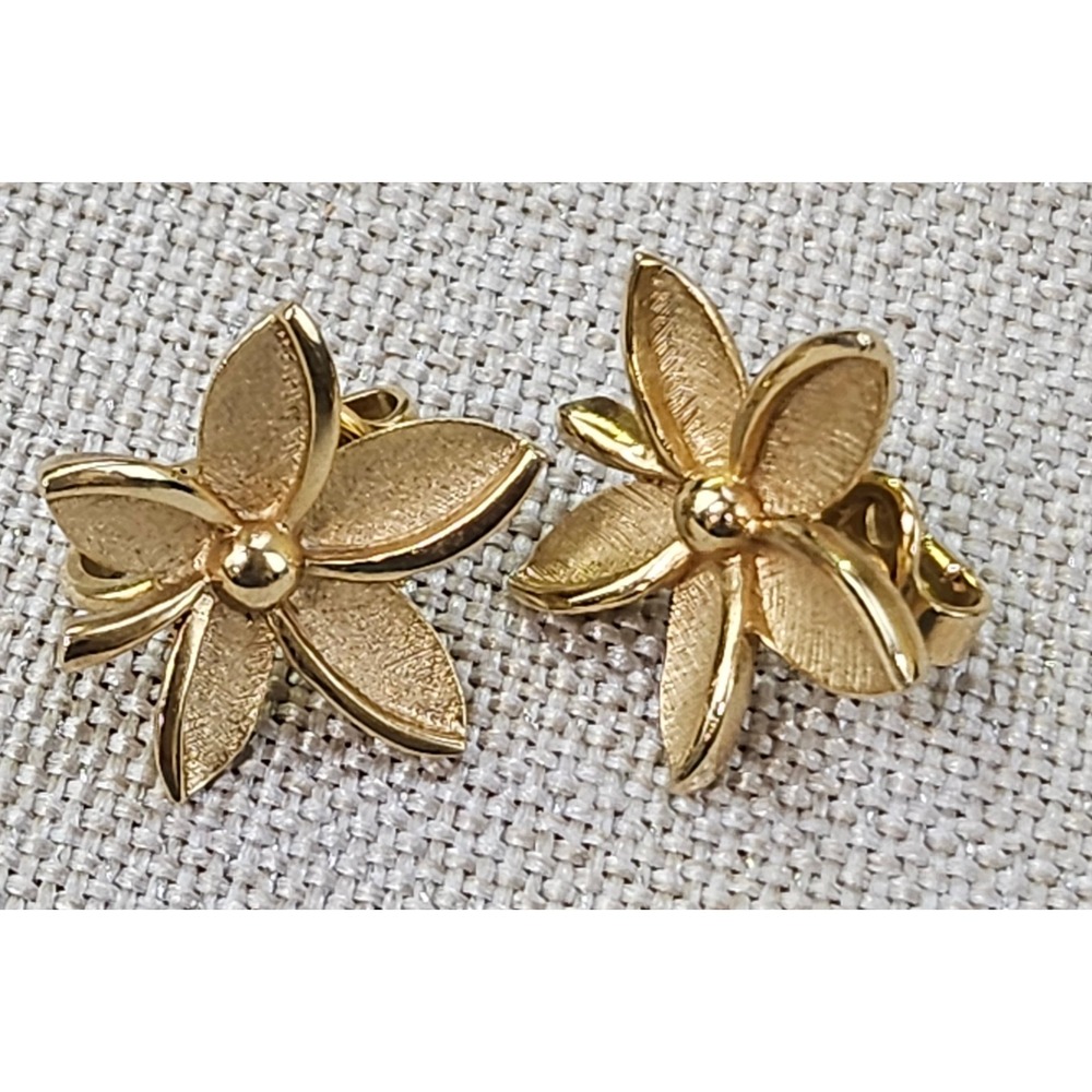 Trifari Floral Clip On Earrings Womens Gold Tone Vintage Textured Flower Jewelry